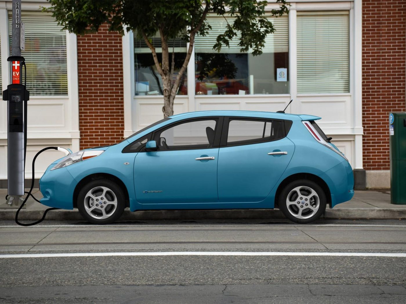 An electric vehicle charging from a retrofitted streetlight in Kansas City